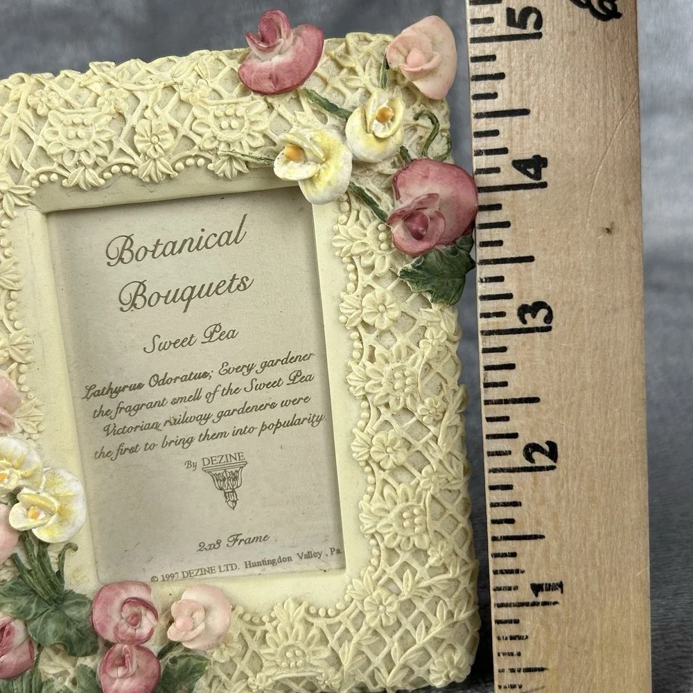 Botanical Bouquets Sweet Pea Resin Picture Frame Lace Floral Hand-Painted Dezine
